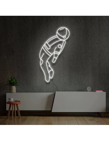 „SPACE MAN“ – LED-Leuchtreklame sur le site 